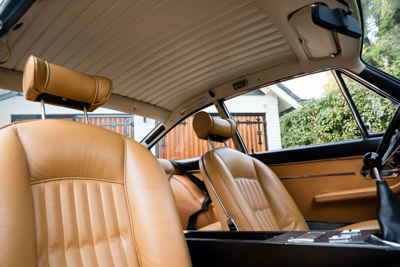 interior Ferrari 365 GT 2+2