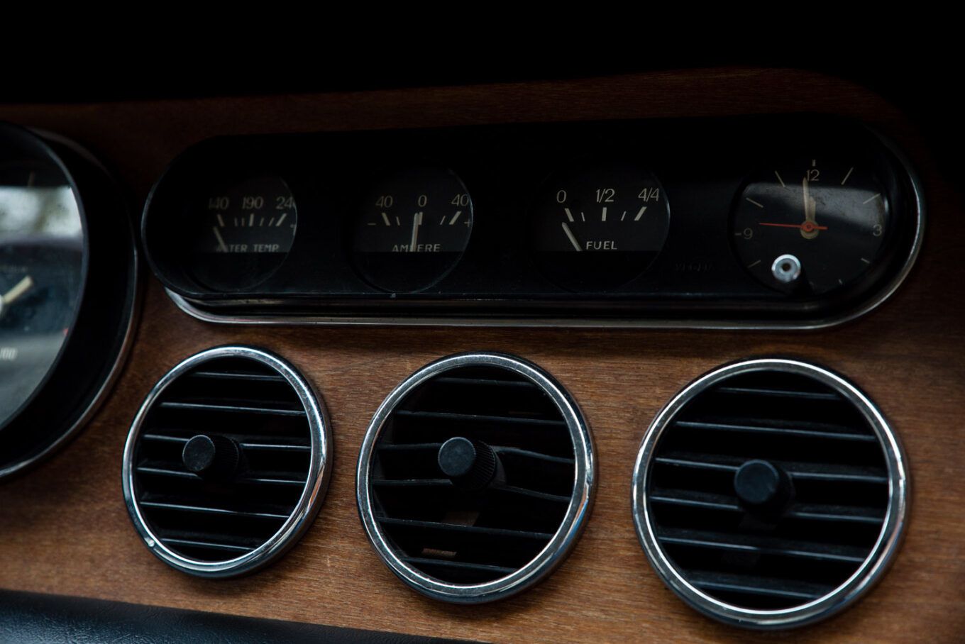 dashboard middle Ferrari 330GT 1966