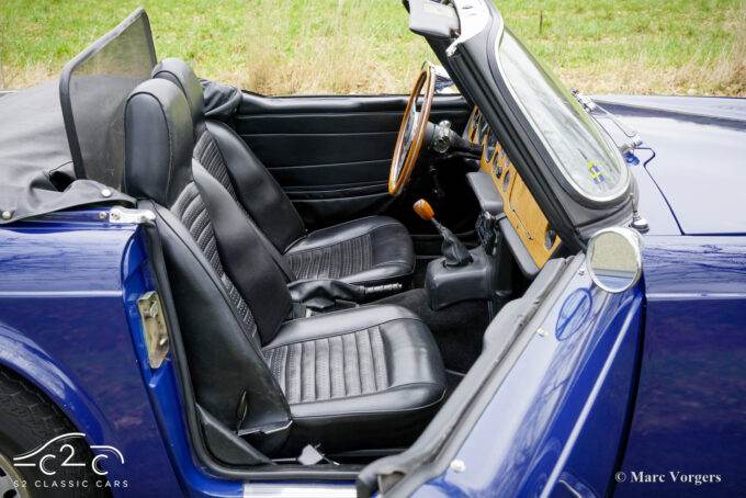 Triumph TR6 from 1971 for sale - dark blue with black