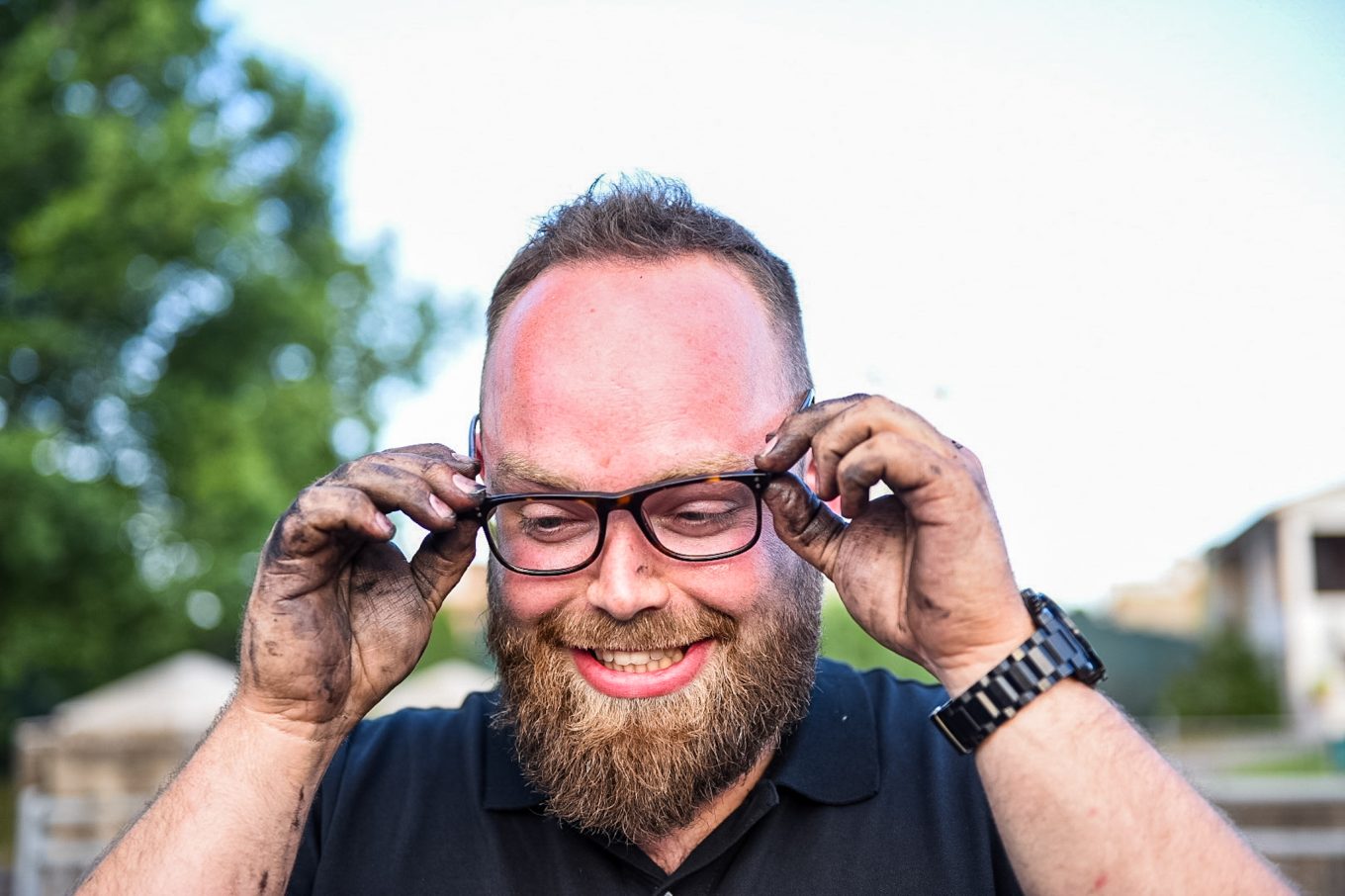 Service team - monteur met vieze handen