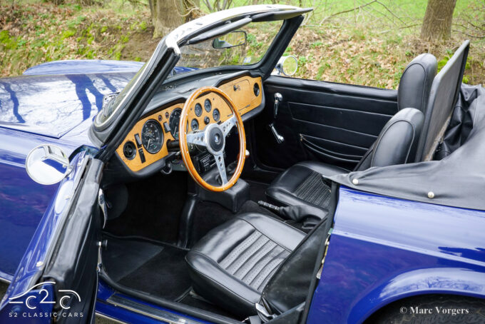 Triumph TR6 uit 1971 te koop - donkerblauw met zwart interieur
