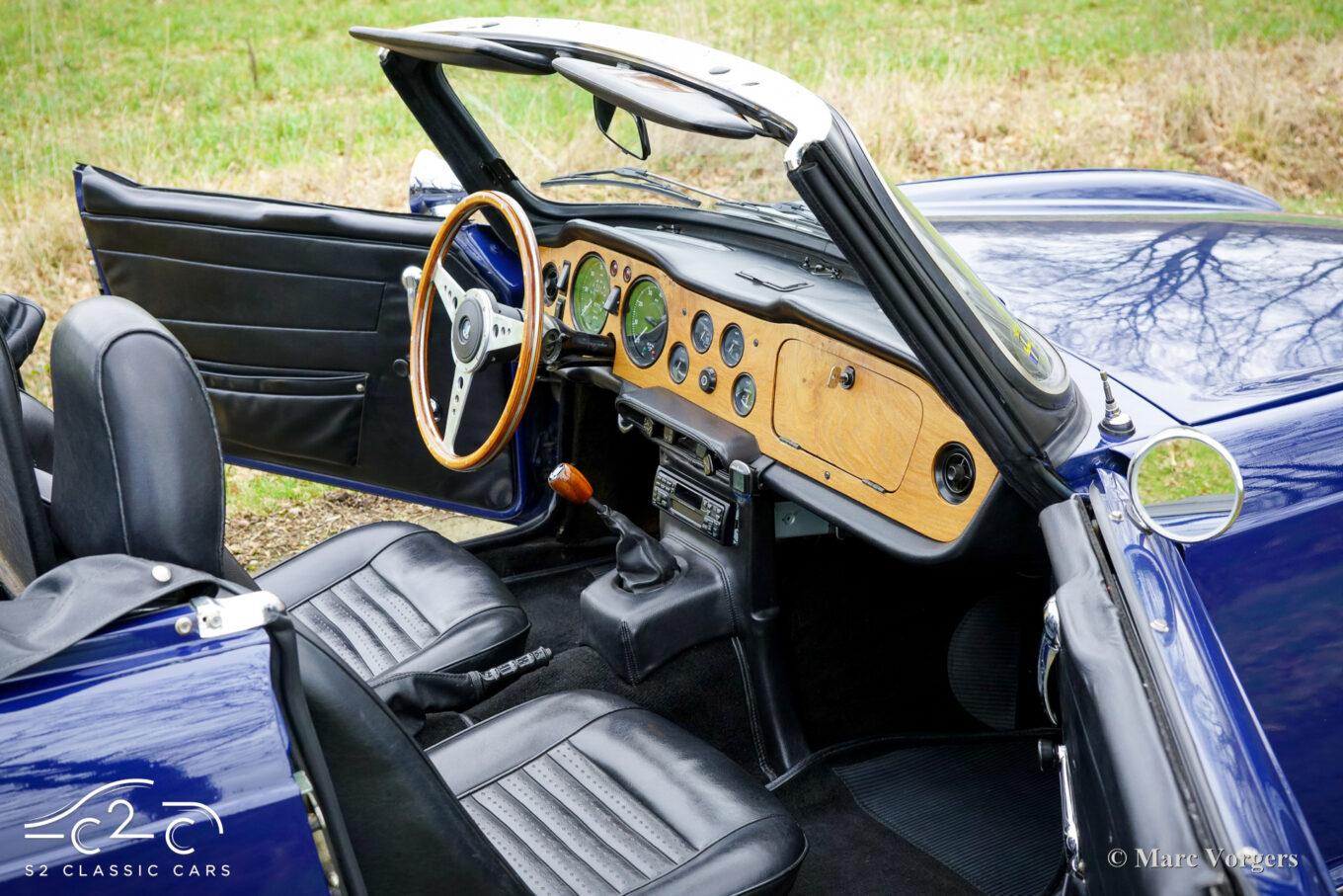 Triumph TR6 uit 1971 te koop - donkerblauw met zwart interieur
