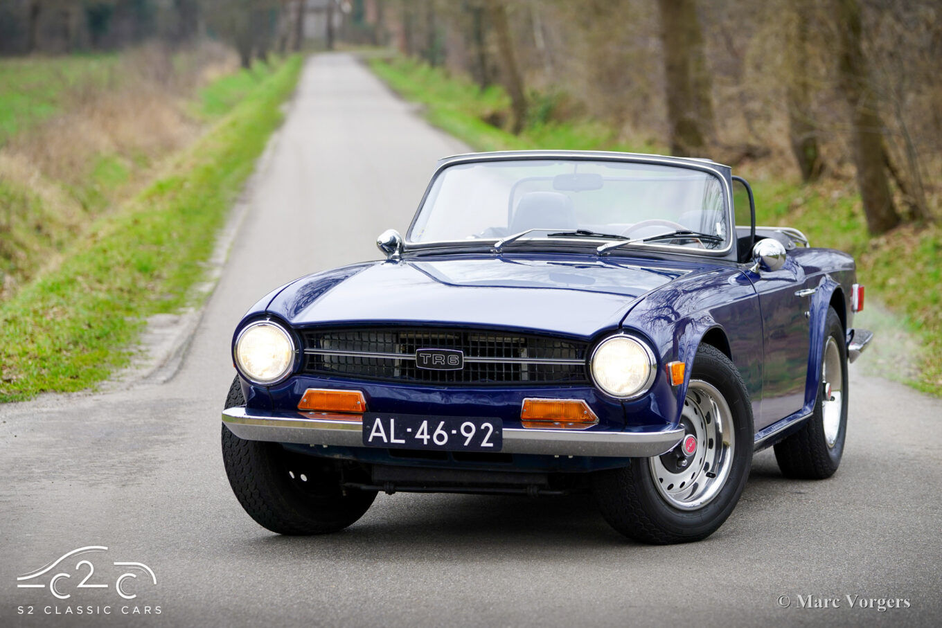 Triumph TR6 uit 1971 te koop - donkerblauw met zwart interieur