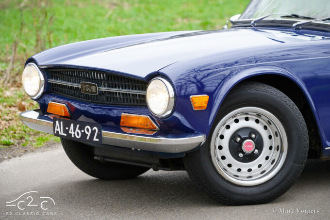 Triumph TR6 uit 1971 te koop - donkerblauw met zwart interieur