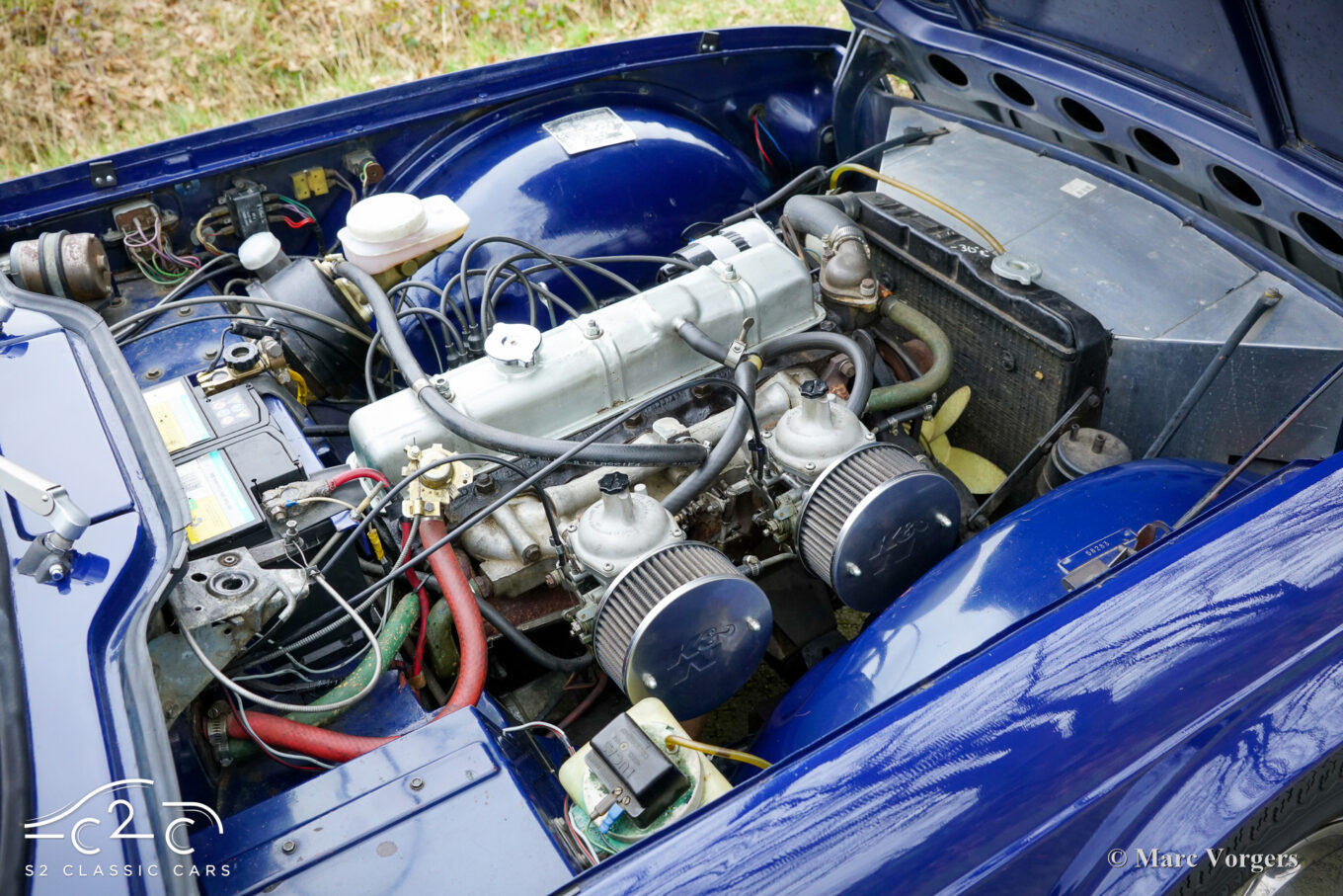 Triumph TR6 uit 1971 te koop - donkerblauw met zwart interieur