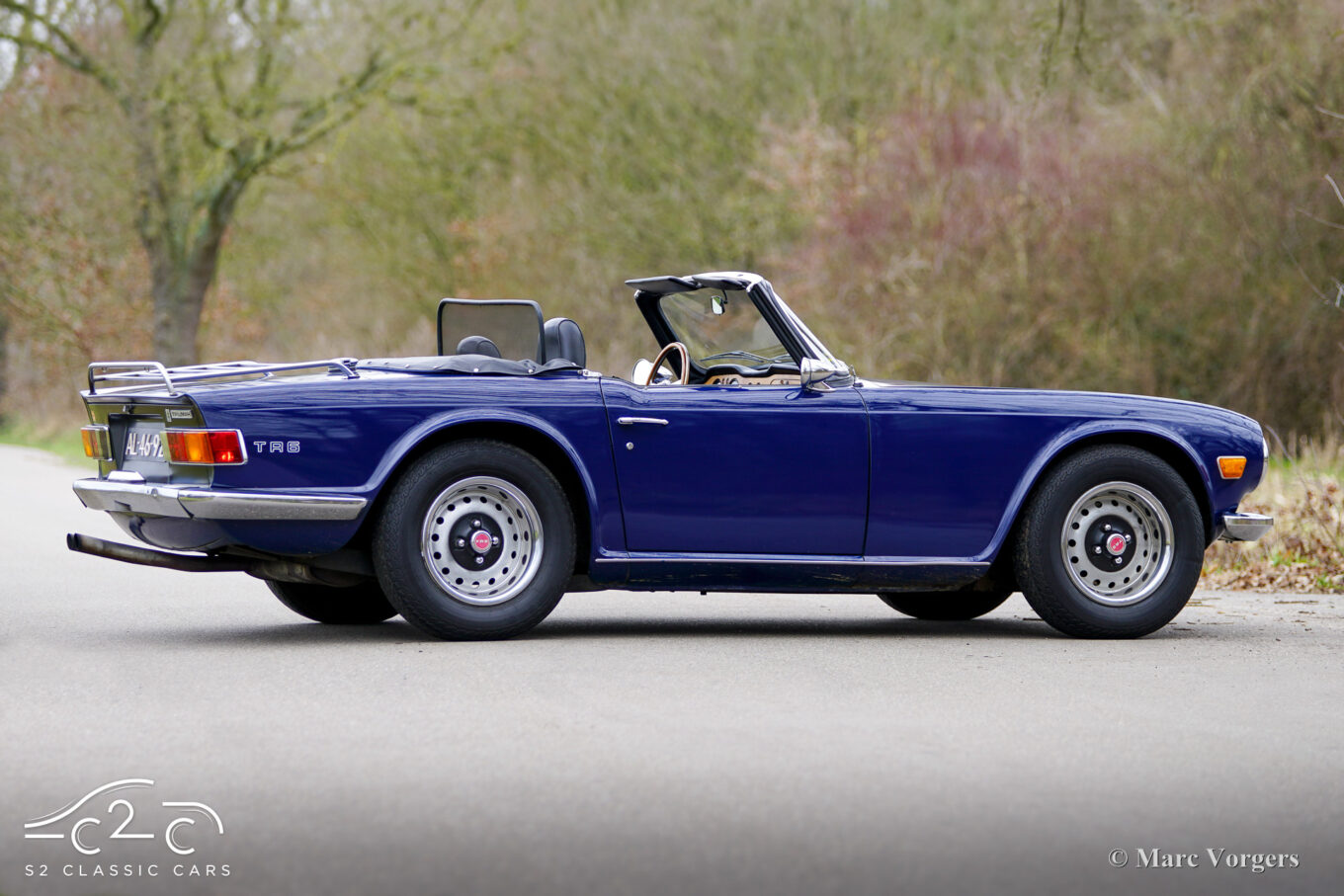 Triumph TR6 uit 1971 te koop - donkerblauw met zwart interieur