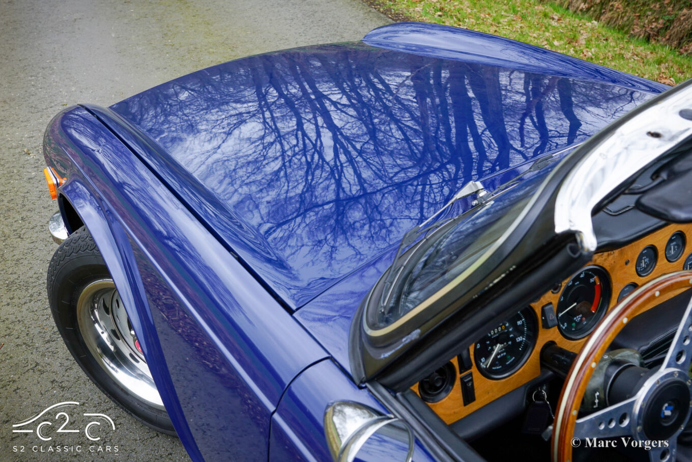 Triumph TR6 uit 1971 te koop - donkerblauw met zwart interieur