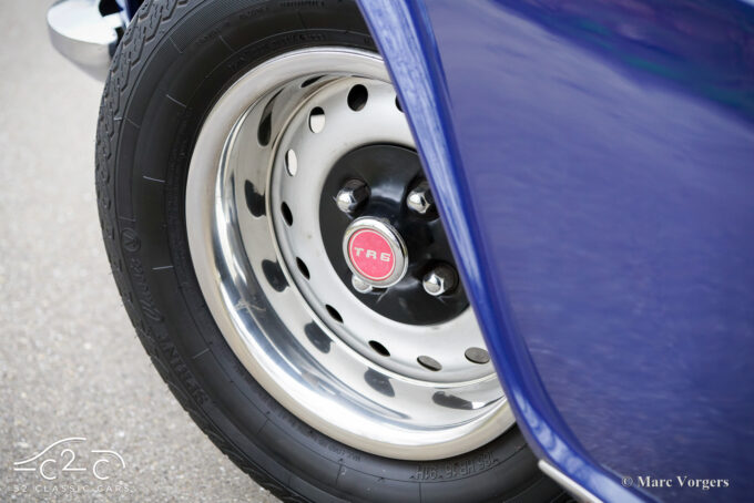 Triumph TR6 uit 1971 te koop - donkerblauw met zwart interieur