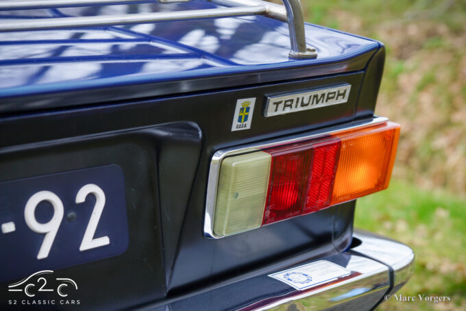 Triumph TR6 uit 1971 te koop - donkerblauw met zwart interieur