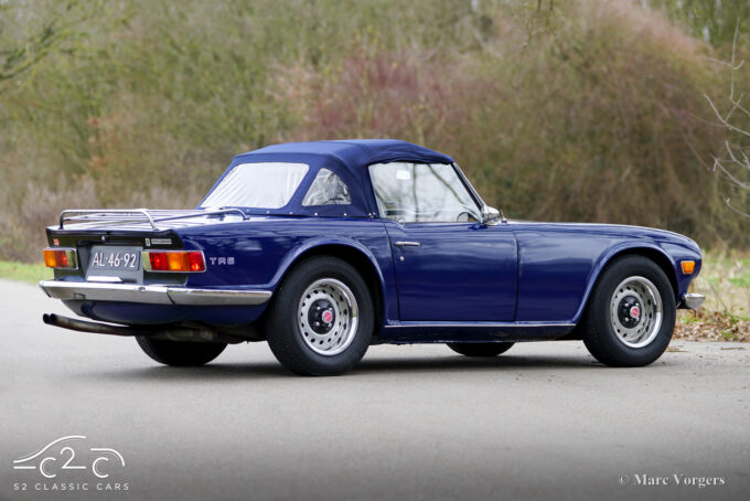 Triumph TR6 uit 1971 te koop - donkerblauw met zwart interieur