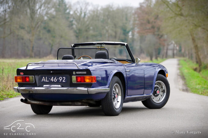 Triumph TR6 uit 1971 te koop - donkerblauw met zwart interieur