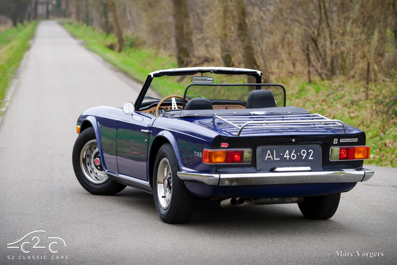 Triumph TR6 uit 1971 te koop - donkerblauw met zwart interieur