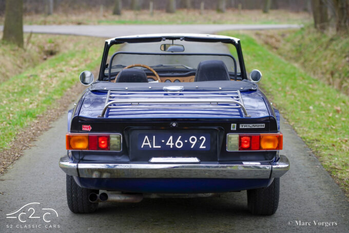 Triumph TR6 uit 1971 te koop - donkerblauw met zwart interieur